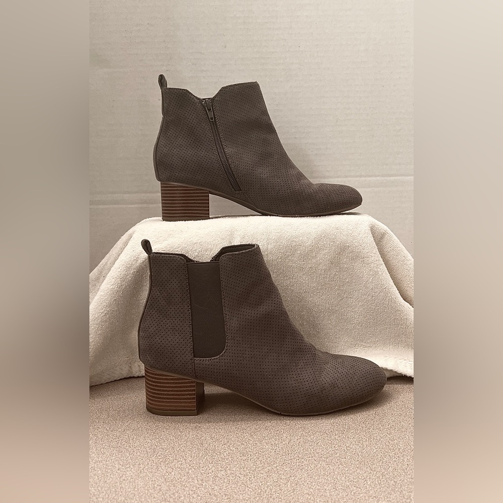 Mia Women’s Gray Faux Suede Ankle Boots Booties Size 9